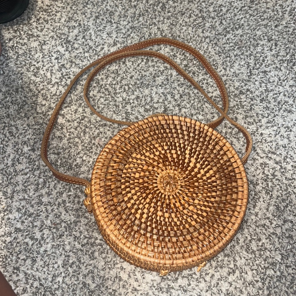 Women’s round straw bag